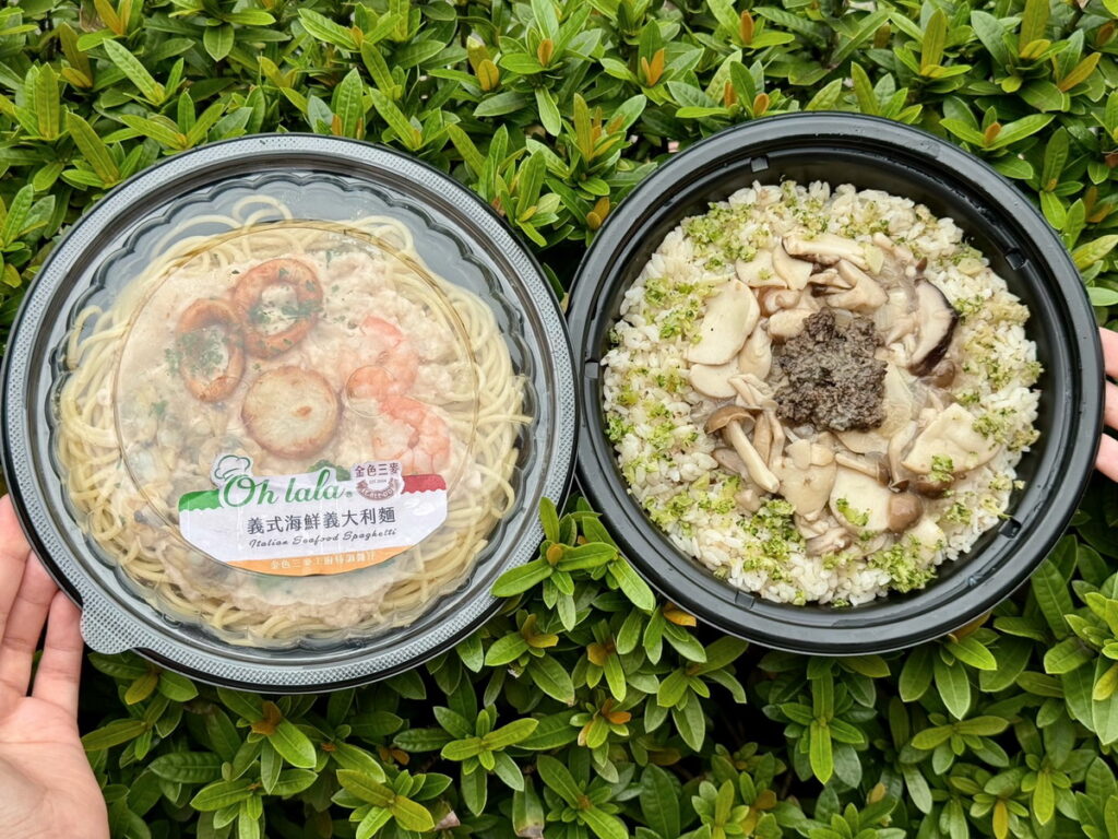 兩款經典西式主食,嚴選進口黑松露醬清爽調味的「金色三麥-黑松露野菇燉飯」以及有著魷魚、蝦仁、蛤蠣等多種海味的「金色三麥-義式海鮮義大利麵」