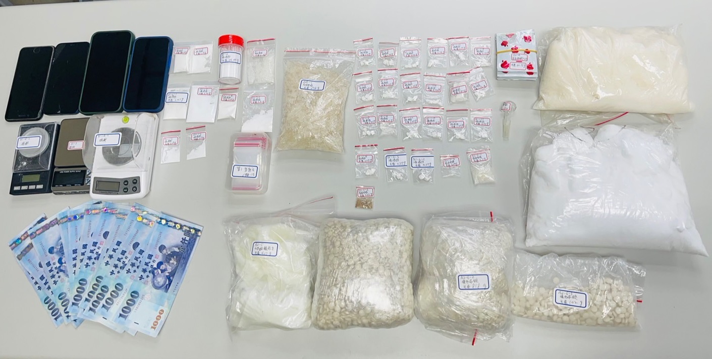 ▲圖說:警方在曾嫌住處查獲毒品咖啡包、海洛因、安非他命、愷他命、行動電話與現金等證物 (圖/台中市政府提供)