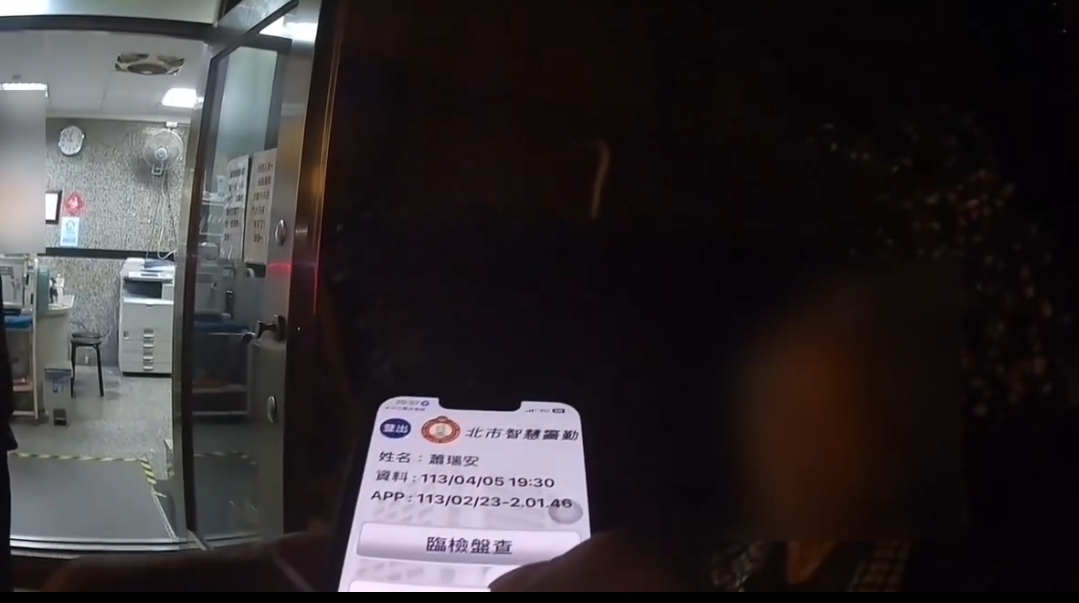 木新派出所警員,在夜間巡邏勤務中,接到一名失智老翁迷途求助的報案。(記者黃荷琇 翻攝)