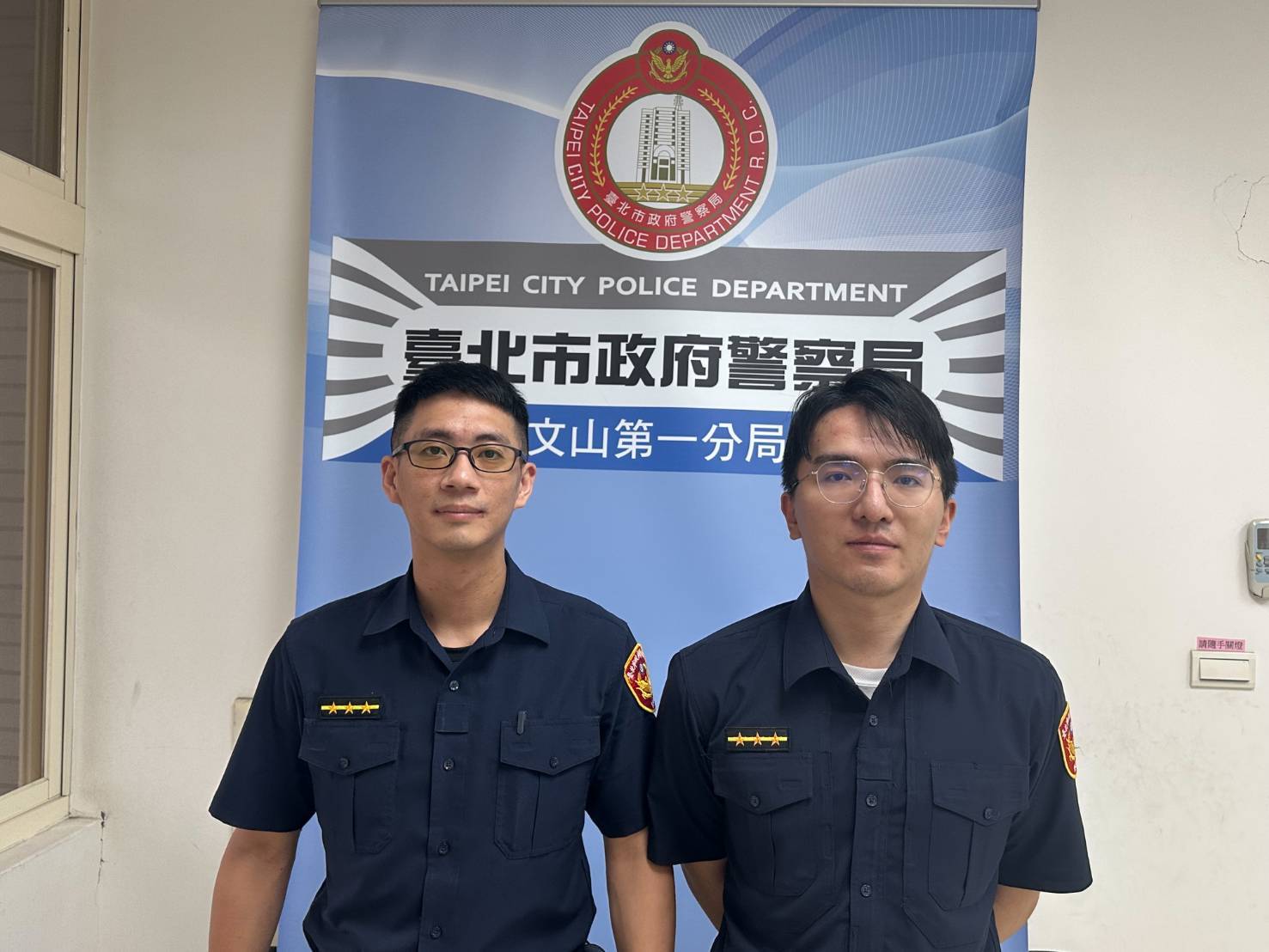 木新派出所警員蕭瑞安(圖左)黃致鋐(圖右)在處理民眾事件時表現出敏感度,並展現出熱心、愛心和責任心的態度,體現了為民服務的精神。(記者黃荷琇 翻攝)