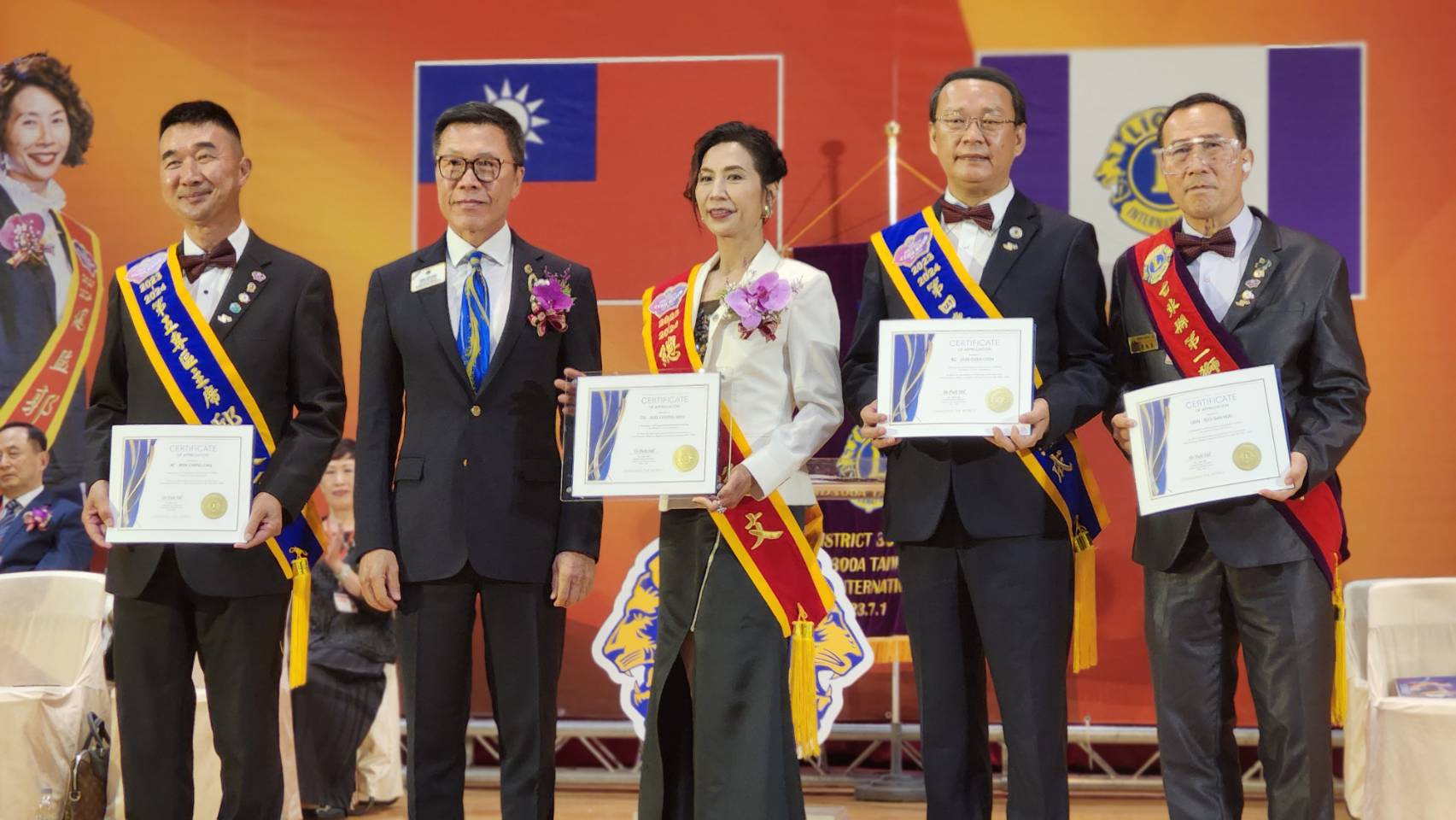 ▲國際理事陳峰基(左二)代表國際總會頒獎LCIF捐獻美金一萬元以上獅友。