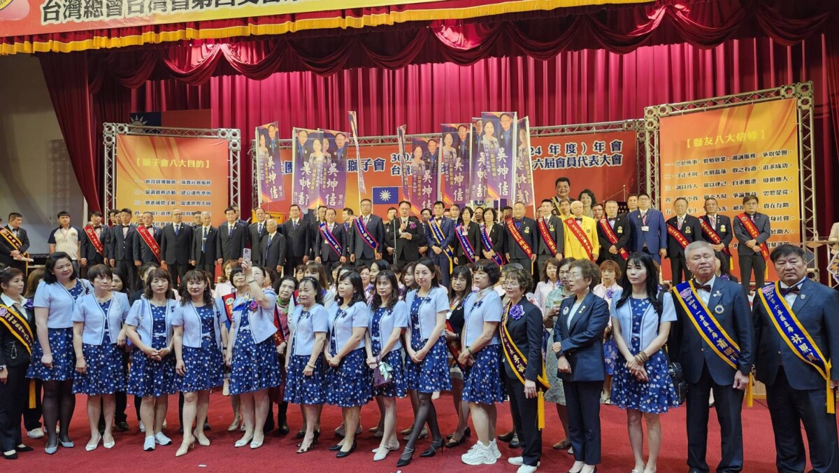 ▲第三副總監候選人吳坤佶上台助選陣容龐大。