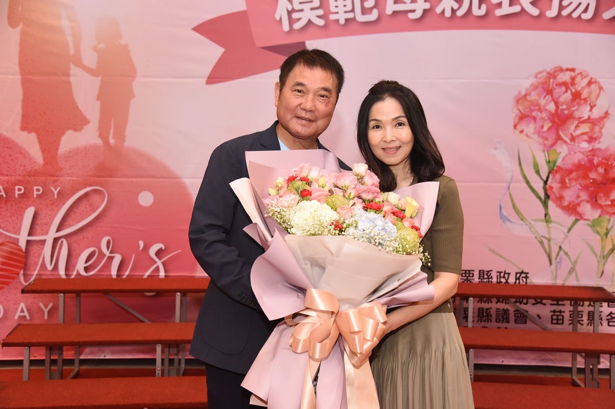 ▲縣長鍾東錦獻花為夫人陳美琦賀節。