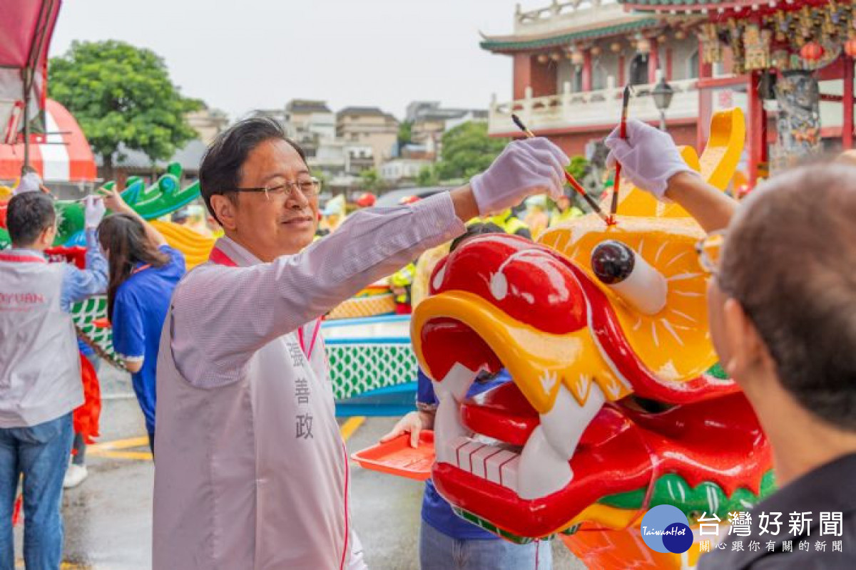 張市長為龍舟進行開光點睛。