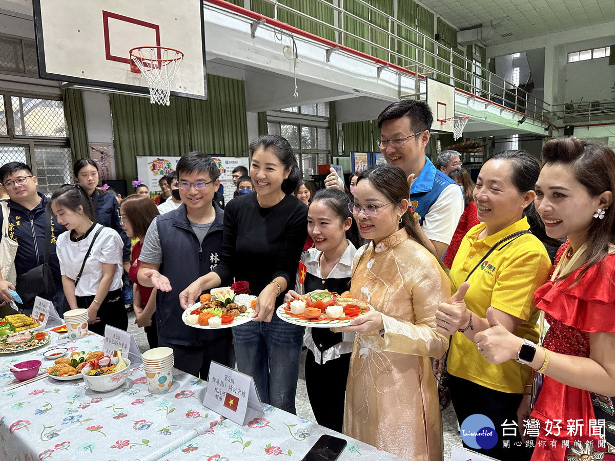 參賽者介紹每道佳餚。(記者扶小萍攝)