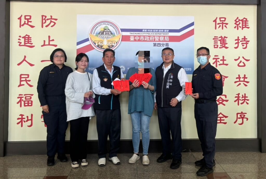 ▲圖說:分局長李建興與善心人士集資14萬善款,助單親媽暫度難關 (圖/台中市政府提供)