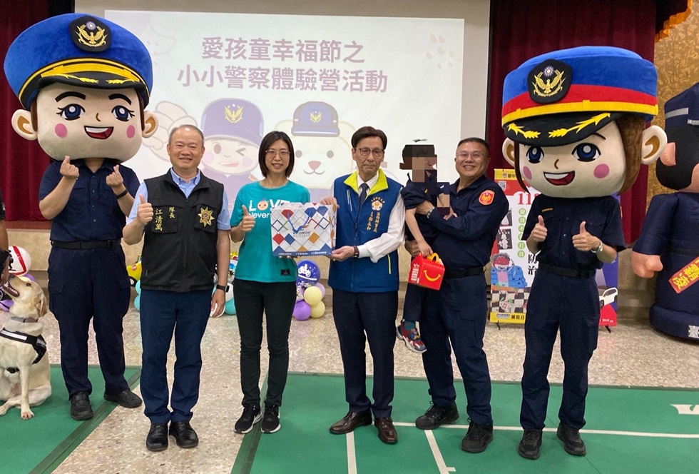 ▲圖說:分局長李建興邀請許女母子三人參加「小小警察體驗營」,積極參與社會活動 (圖/台中市政府提供)