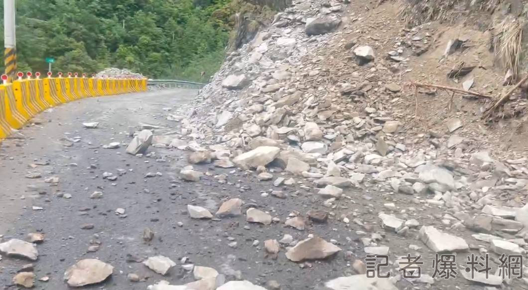 獨 ∕ 中橫便道遇大雨落石 今下午班次仍取消通行