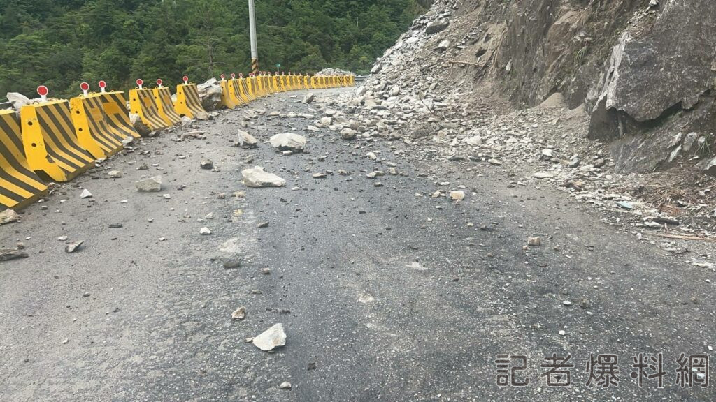 獨 ∕ 中橫便道遇大雨落石 今下午班次仍取消通行。記者爆料網