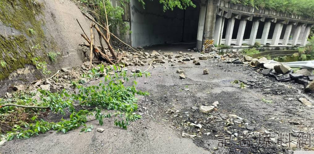 獨 ∕ 中橫便道遇大雨落石 今下午班次仍取消通行