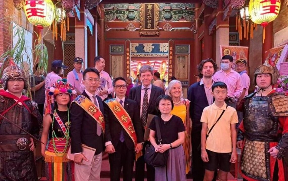 鄭成功祭典荷長官揆一與鄭成功後代子孫相見歡