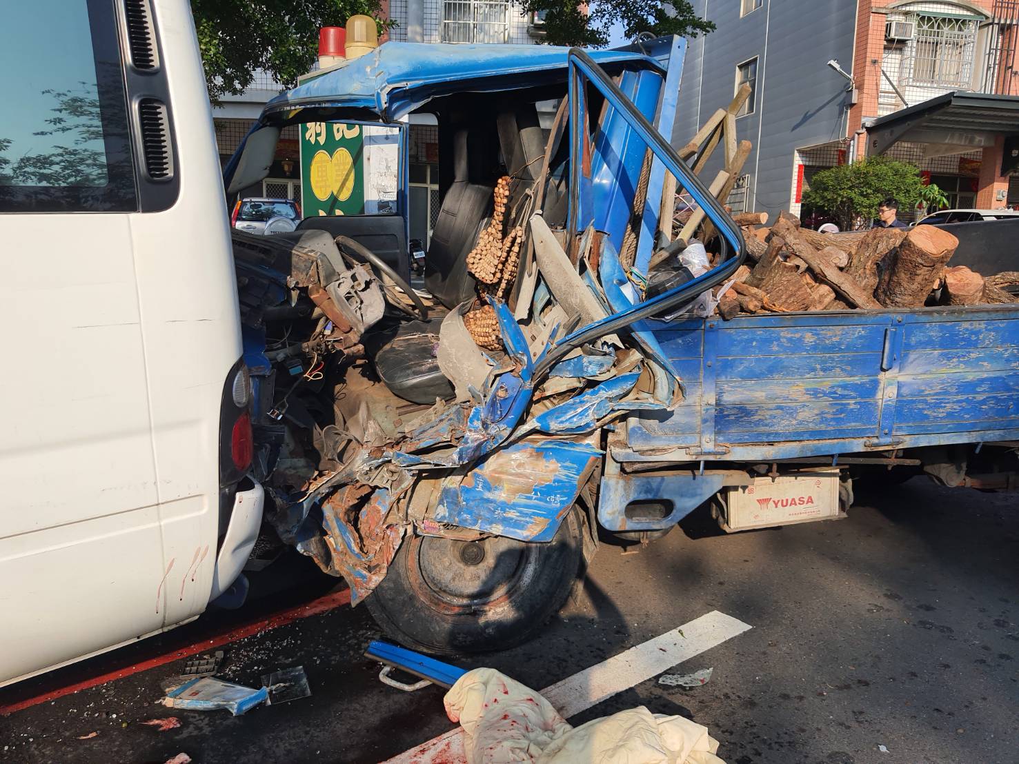 ▲員林市員南路有應媽祠前方發生一死二傷車禍,小貨車突失控跨越雙黃線、撞上對有應媽祠,貨車車頭撞爛,消防人員到場救護。(消防局提供)