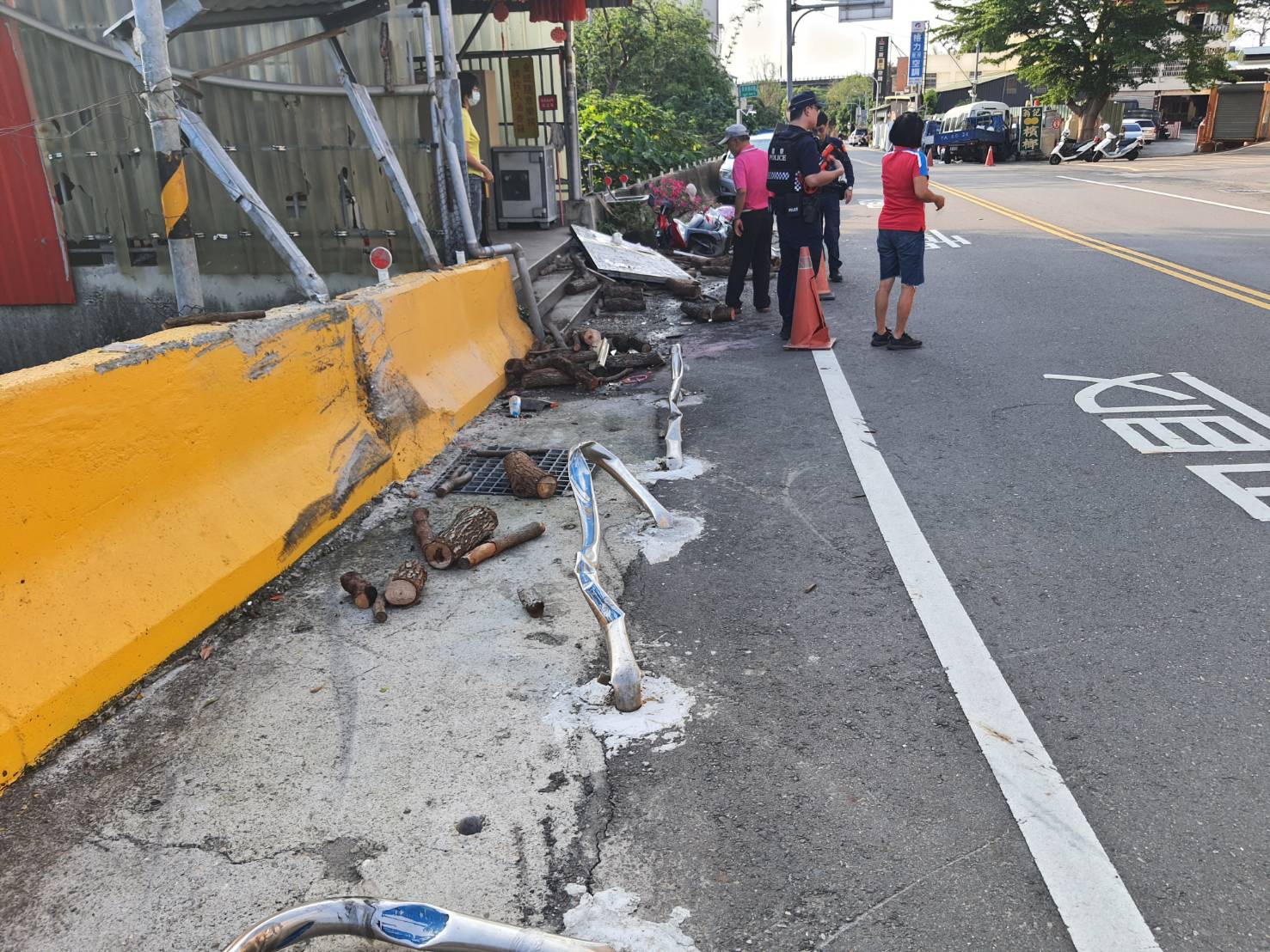 ▲員林市員南路有應媽祠前方發生一死二傷車禍，小貨車突失控跨越雙黃線、撞上對有應媽祠，貨車車頭撞爛，消防人員到場救護。（消防局提供）