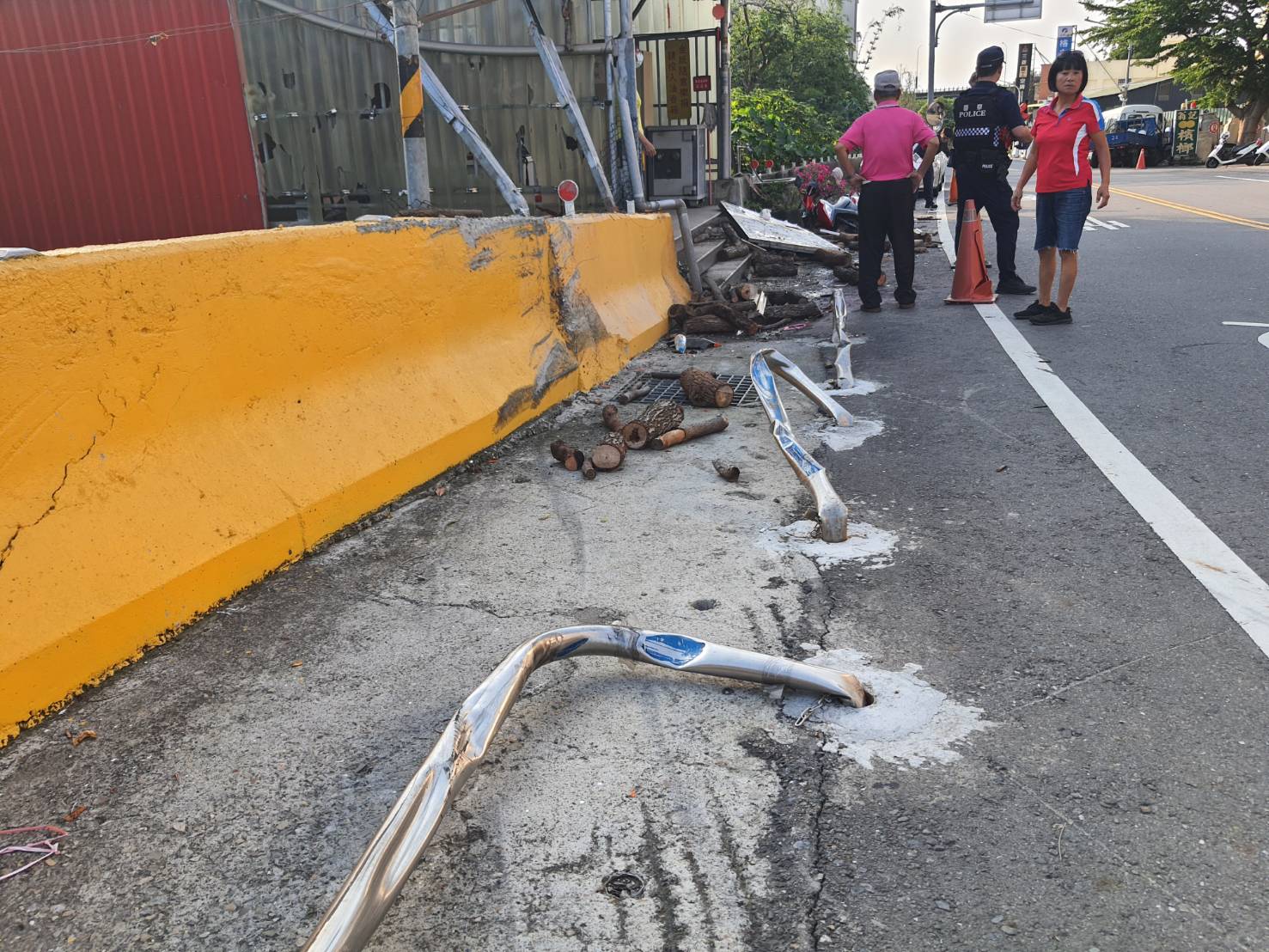 ▲員林市員南路有應媽祠前方發生一死二傷車禍，小貨車突失控跨越雙黃線、撞上對有應媽祠，貨車車頭撞爛，消防人員到場救護。（消防局提供）