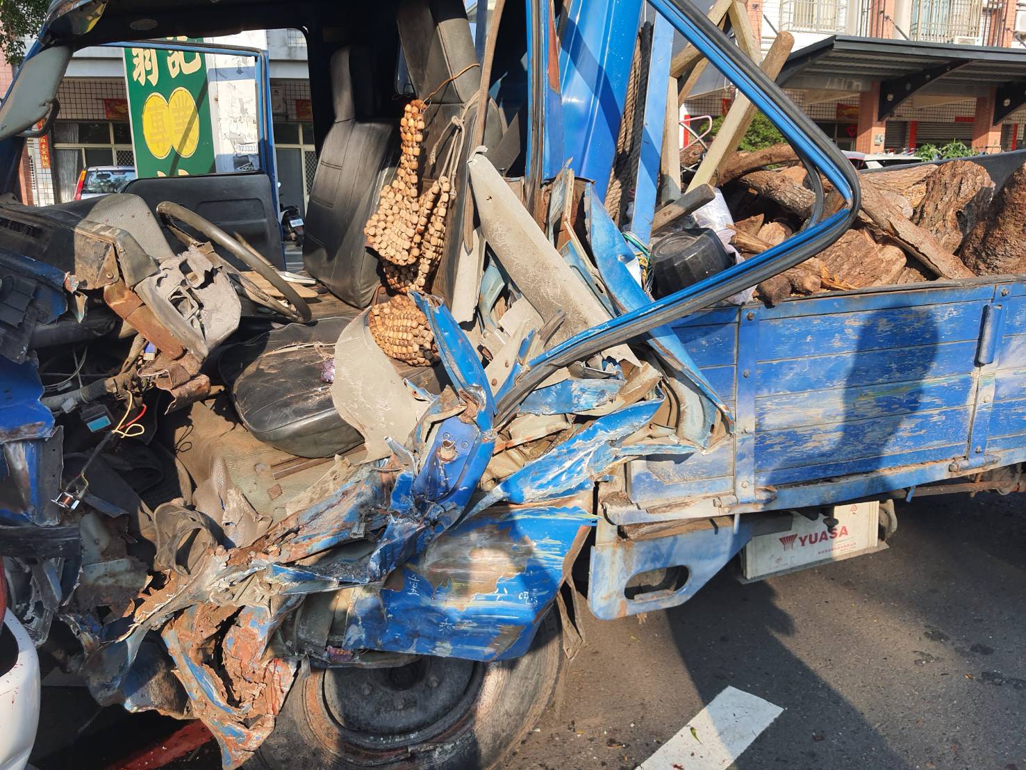 ▲員林市員南路有應媽祠前方發生一死二傷車禍，小貨車突失控跨越雙黃線、撞上對有應媽祠，貨車車頭撞爛，消防人員到場救護。（消防局提供）