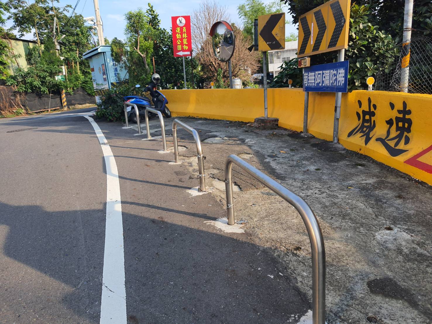 ▲員林市員南路有應媽祠前方發生一死二傷車禍，小貨車突失控跨越雙黃線、撞上對有應媽祠，貨車車頭撞爛，消防人員到場救護。（消防局提供）