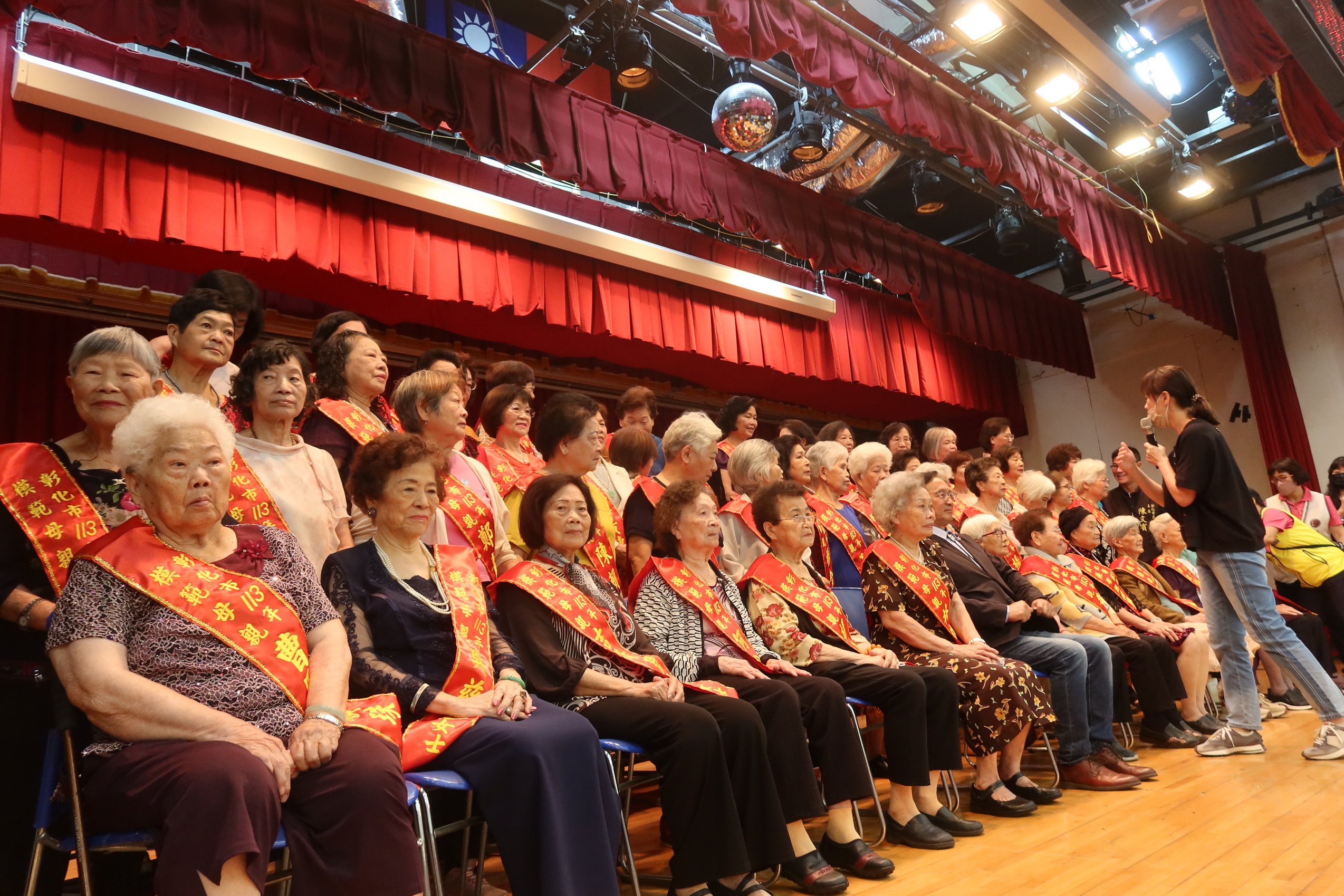 ▲彰化市113年慶祝母親節暨模範母親表揚活動，在介壽生活藝文館舉行，台下鎂光燈閃不停，捕捉最佳女主角的鏡頭。（記者張溎壕攝）