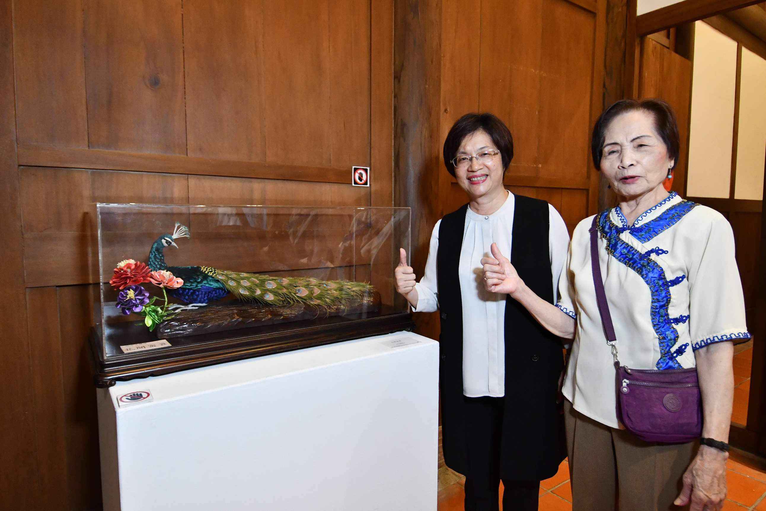 ▲彰化縣政府邀請國寶級大師許陳春，以「十指春風繡乾坤」為主題，展出了她精湛的立體繡作品，讓人感受到傳統工藝的美妙。（記者張溎壕攝）