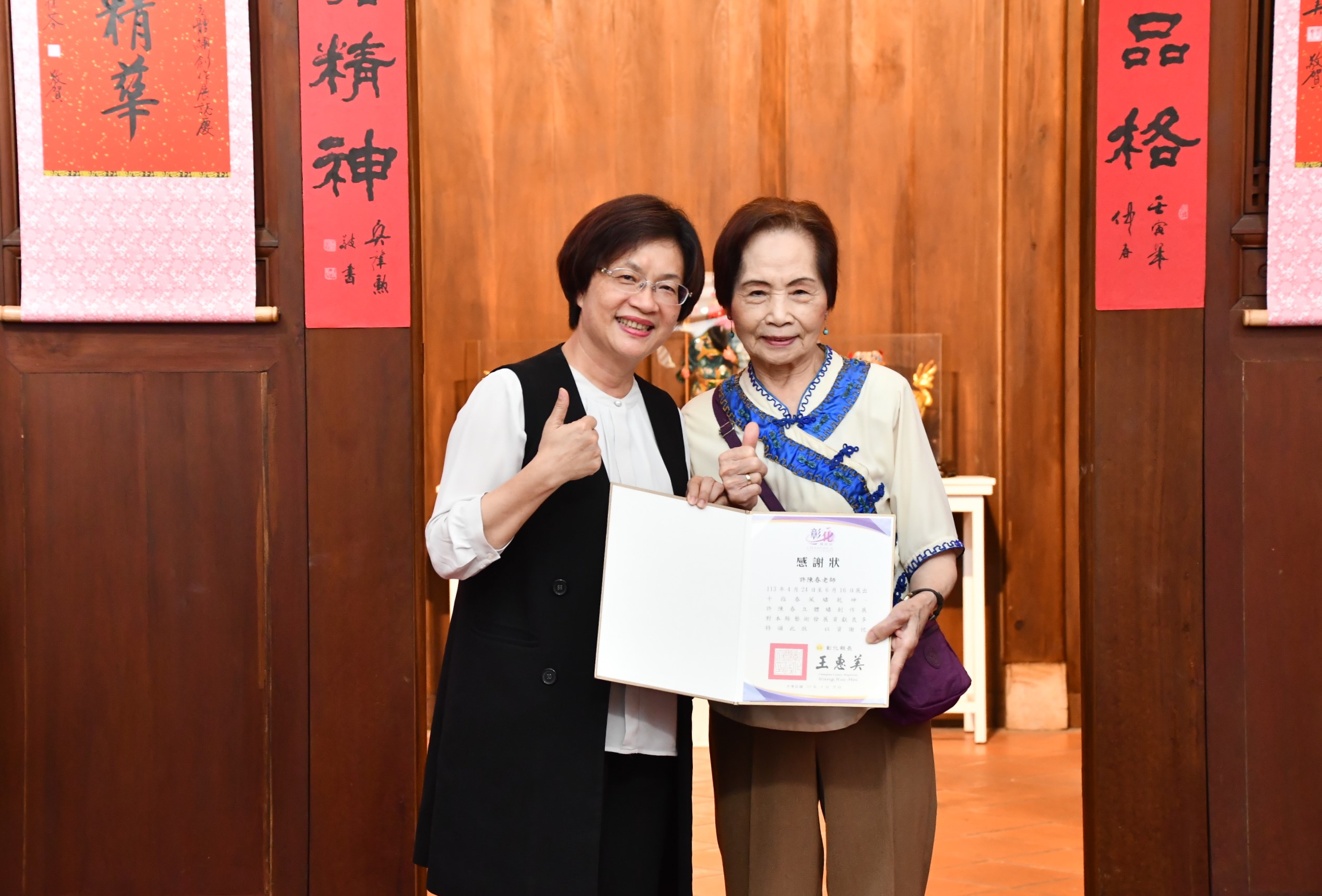 ▲彰化縣政府邀請國寶級大師許陳春，以「十指春風繡乾坤」為主題，展出了她精湛的立體繡作品，讓人感受到傳統工藝的美妙。（記者張溎壕攝）