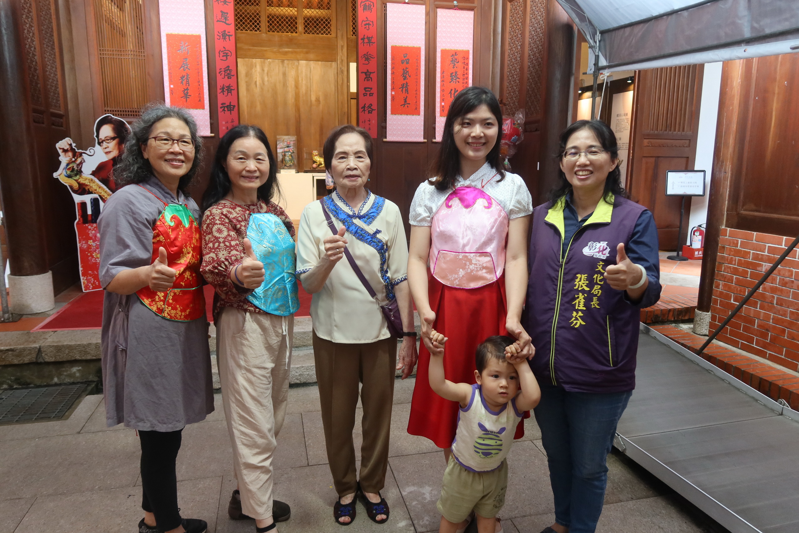 ▲彰化縣政府邀請國寶級大師許陳春，以「十指春風繡乾坤」為主題，展出了她精湛的立體繡作品，讓人感受到傳統工藝的美妙。（記者張溎壕攝）