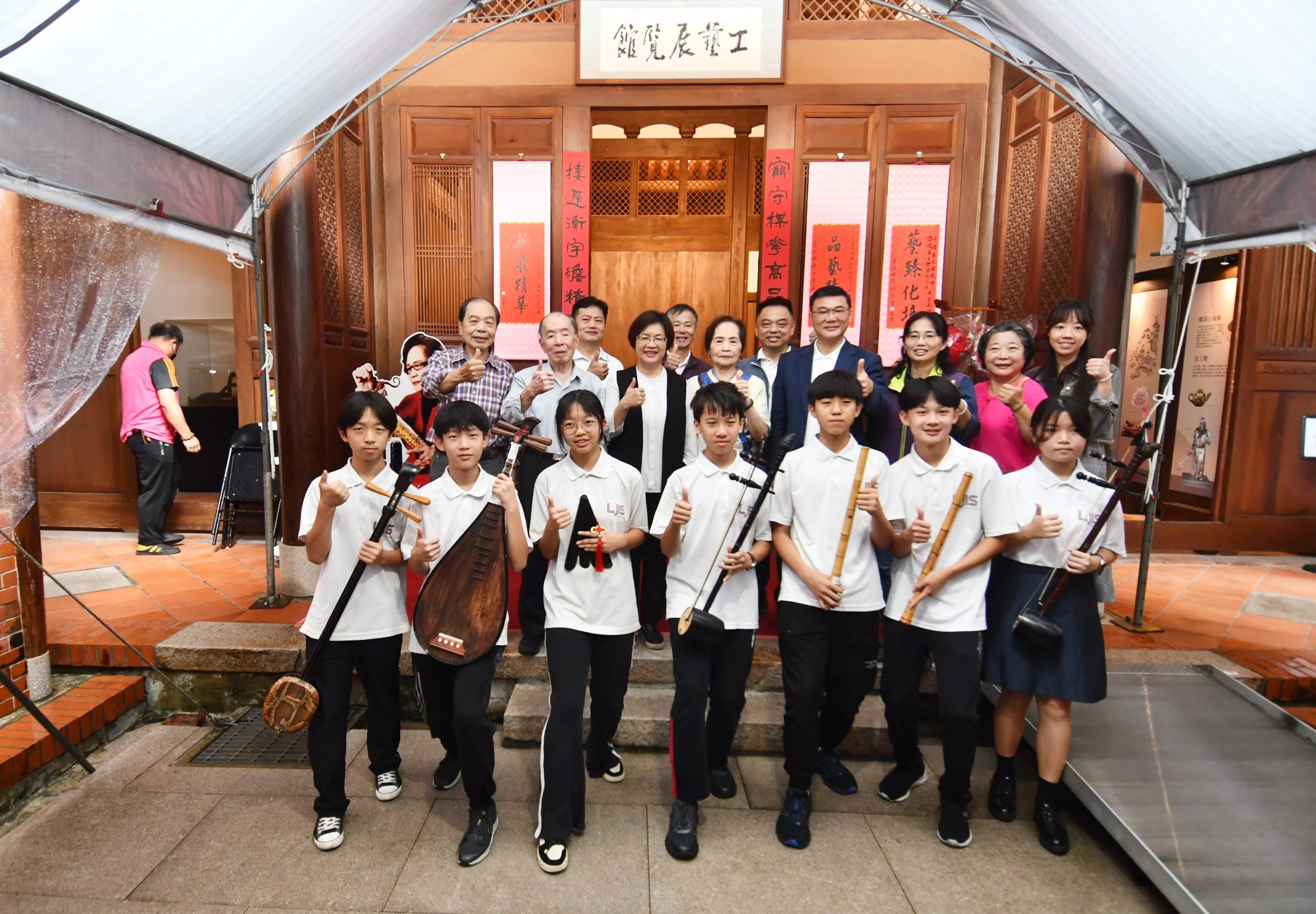 ▲彰化縣政府邀請國寶級大師許陳春，以「十指春風繡乾坤」為主題，展出了她精湛的立體繡作品，讓人感受到傳統工藝的美妙。（記者張溎壕攝）