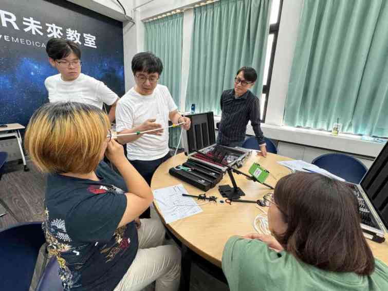 ▲大葉大學視光學系葉上民老師(中)為學員講解實作步驟。（大葉大學提供）