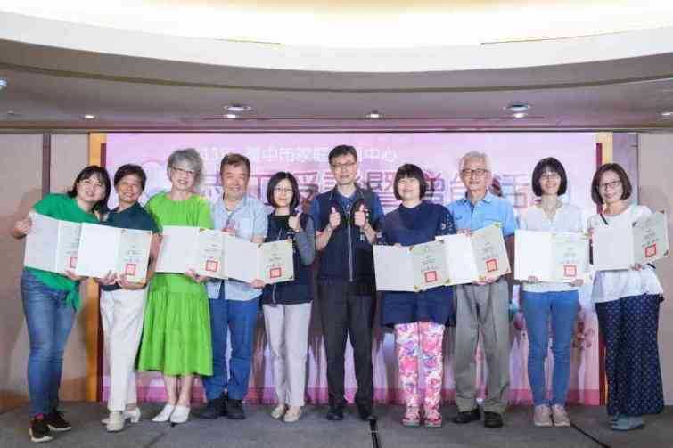 ▲家教中心志工授證。(記者廖妙茜翻攝)