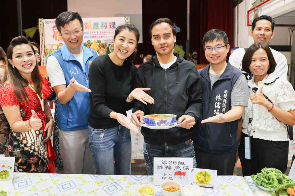 ▲南投縣政府於南投市新豐國小舉辦多元文化美食競賽「113年度南洋創意料理活動」,縣長許淑華在社會及勞動處林志忠處長陪下到場並仔細瞭解每道佳餚並聽取參賽者介紹。(記者張玉泰翻攝)