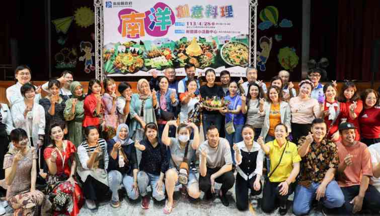 ▲南投縣政府於南投市新豐國小舉辦多元文化美食競賽「113年度南洋創意料理活動」，縣長許淑華在社會及勞動處林志忠處長陪下到場並仔細瞭解每道佳餚並聽取參賽者介紹。（記者張玉泰翻攝）