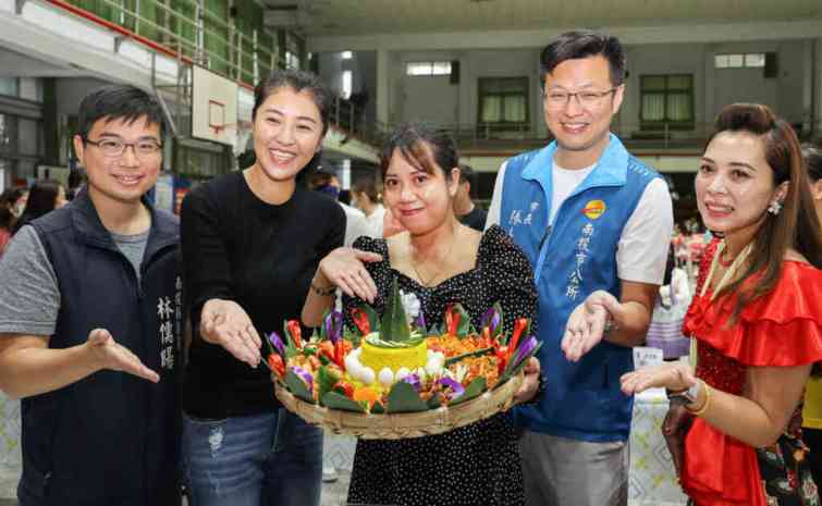 ▲南投縣政府於南投市新豐國小舉辦多元文化美食競賽「113年度南洋創意料理活動」，縣長許淑華在社會及勞動處林志忠處長陪下到場並仔細瞭解每道佳餚並聽取參賽者介紹。（記者張玉泰翻攝）