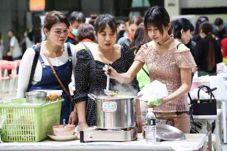 ▲南投縣政府於南投市新豐國小舉辦多元文化美食競賽「113年度南洋創意料理活動」，縣長許淑華在社會及勞動處林志忠處長陪下到場並仔細瞭解每道佳餚並聽取參賽者介紹。（記者張玉泰翻攝）