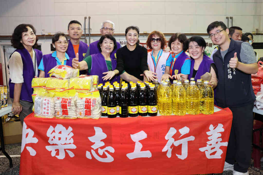 ▲南投縣北安功德會28日在南投市康壽國小活動中心辦理「113年北安送暖,愛心一起來」活動,號召十多個善心團體、宮廟及個人,送愛心助弱勢。(記者張玉泰翻攝)