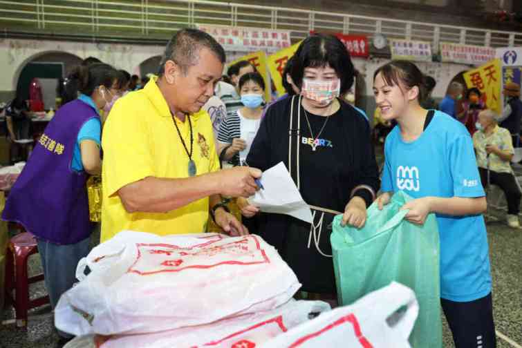 ▲南投縣北安功德會28日在南投市康壽國小活動中心辦理「113年北安送暖，愛心一起來」活動，號召十多個善心團體、宮廟及個人，送愛心助弱勢。（記者張玉泰翻攝）