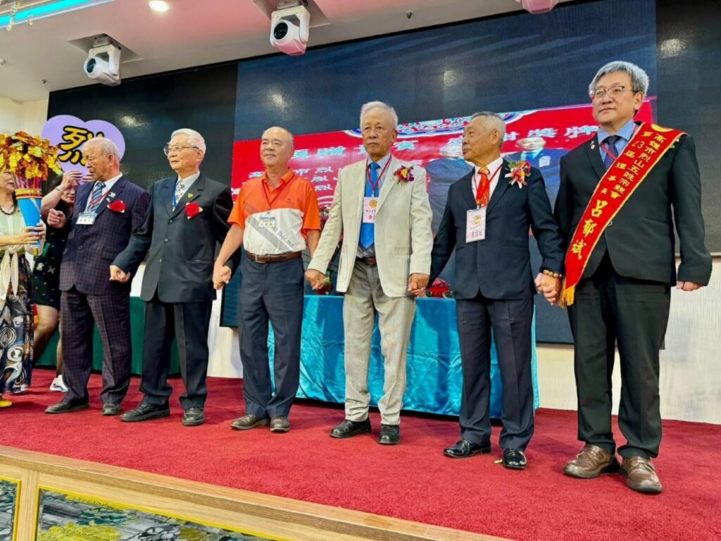 高雄烈山重要團隊 : 盧萬掌名譽理事長(左一) 、呂正鐘名譽理事長(左二) 、盧遜隆副理事長(左三) 、新上任呂郁斌理事長(右一) 、剛卸任盧國冠理事長(右二) 、許文進理事長(右三) 。