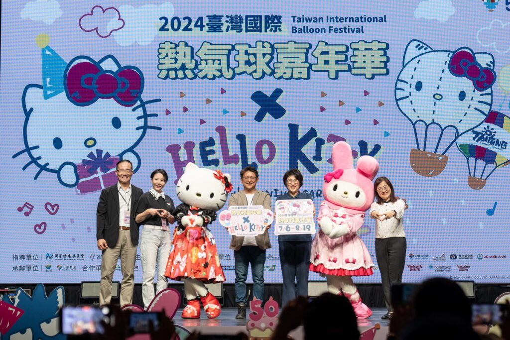 大合照(左昇恆昌董事長、三麗鷗李明勳總經理、Hello Kitty、黃建賓立法委員、臺東縣饒慶鈴縣長、My Melody、台北市政府林奕華副市長)