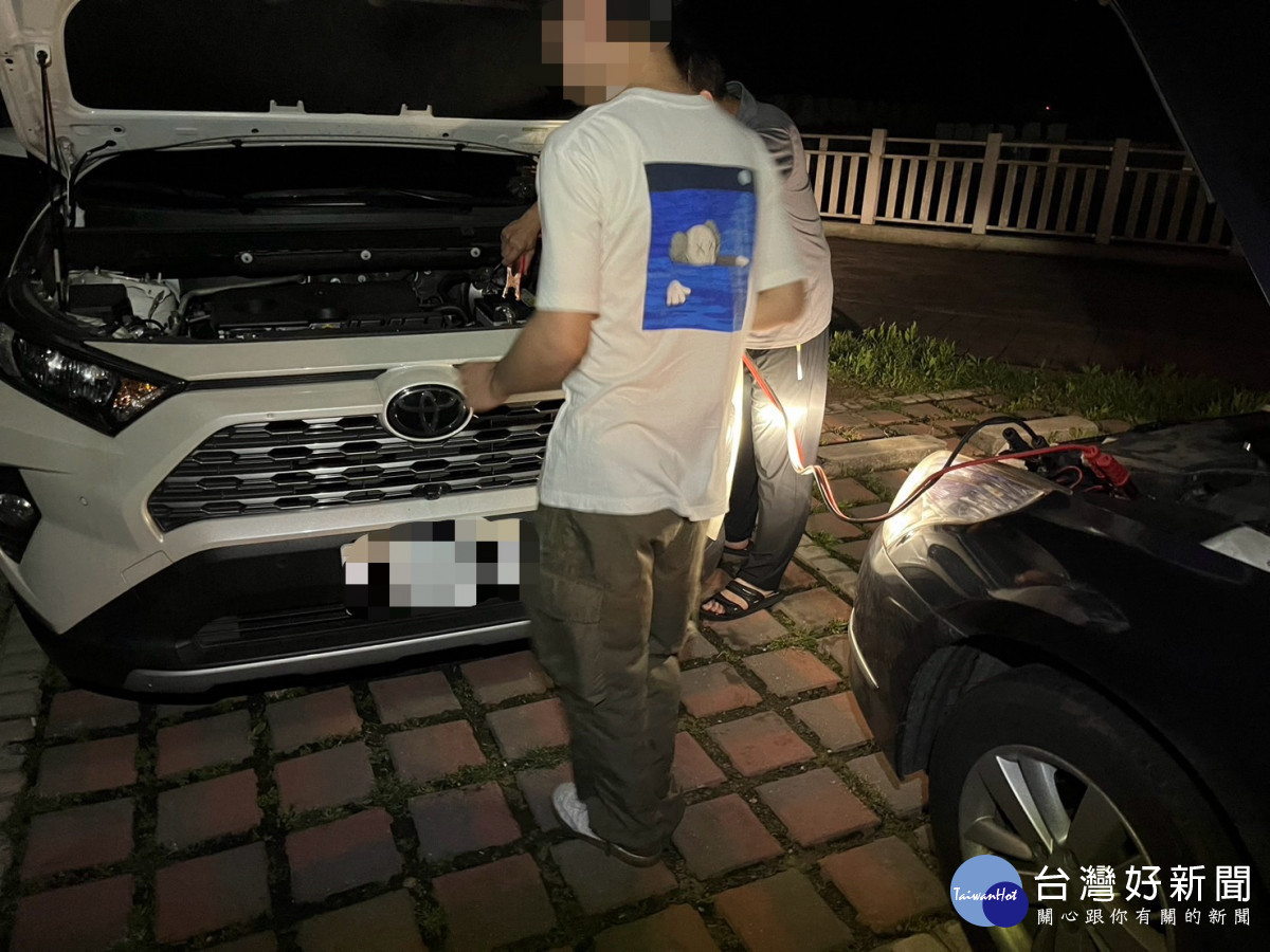 夜遊漁港車拋錨,楊梅警方協助排除。