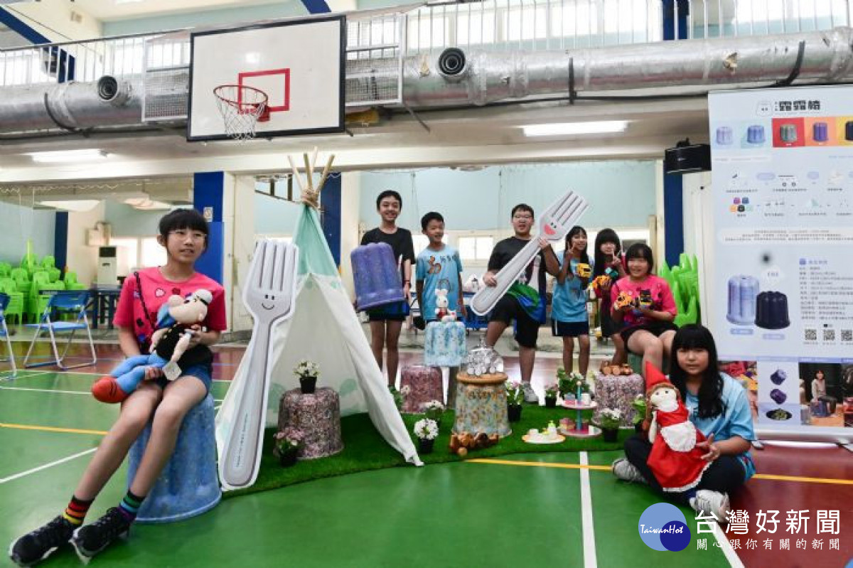 學子們開心與露露椅合影。<br /><br /> <br /><br />