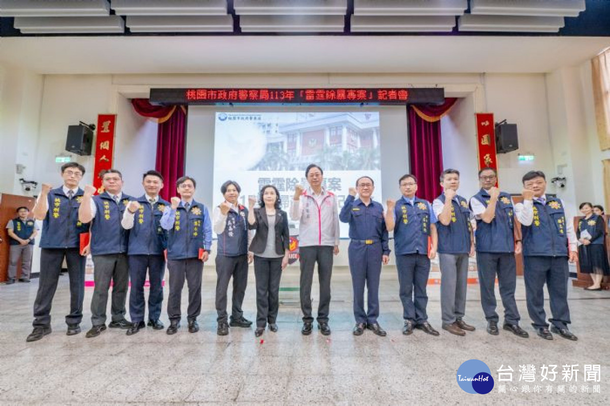 張市長與警察同仁合影。<br /><br /> <br /><br />