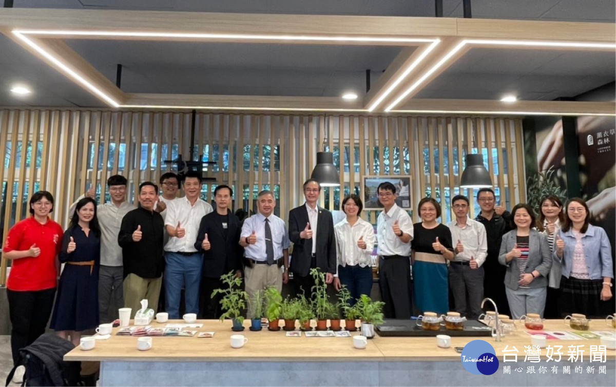 嶺東科大陳仁龍校長帶領師生及在地相關業者共同參加與薰衣草森林集團之綠色民生產業發展交流座談。（圖/嶺東科技大學）