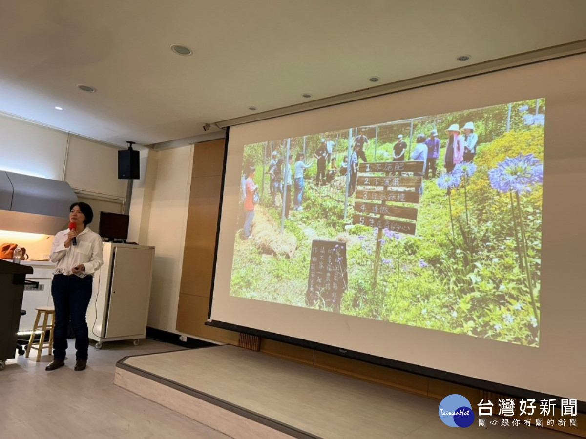 嶺東科大民生學院4/26在校內新建置的綠色餐飲學習空間共同舉辦「香草茶五感體驗」研習與產學交流座談,薰衣草森林集團創辦人林庭妃介紹旗下各品牌之ESG發展理念與策略。(圖/嶺東科技大學)