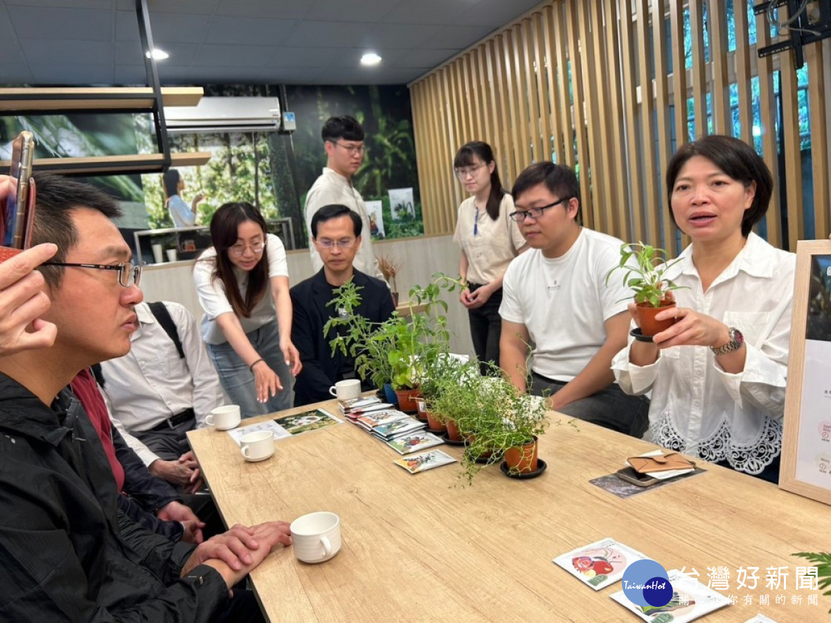 薰衣草森林集團創辦人林庭妃帶領團隊以「香草茶五感體驗」與嶺東科大師生及在地業者進行交流。(圖/嶺東科技大學)