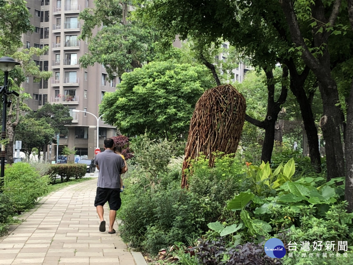 民眾到興進園道享受都市中綠意盎然的大型廊帶美麗景致