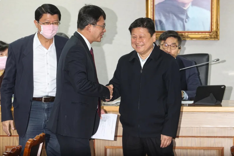 柯建銘批傅崐萁(右)與黃國昌(左)聯手,台灣國會已走向香港化。中央社資照