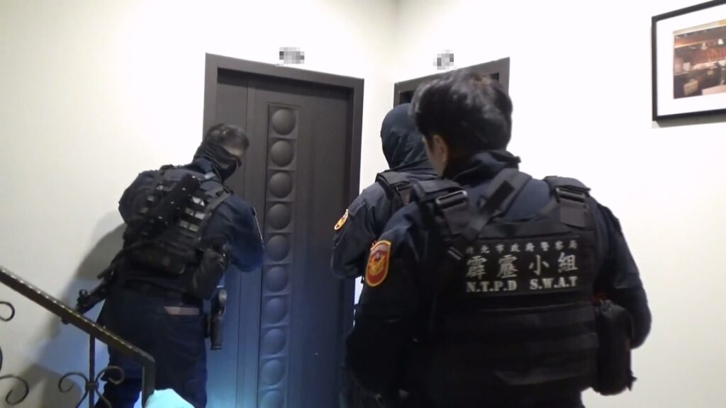 ▲圖說:打擊犯罪中心專案小組攻堅,掃蕩竹聯幫和堂暴力討債集團洗車場據點 (圖/中部打擊犯罪中心提供)