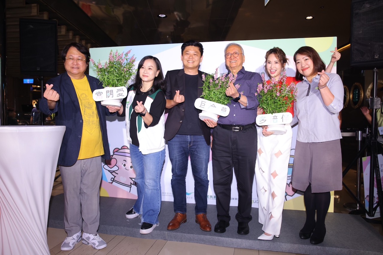 ▲由左至右:如果兒童劇團團長 趙自強、家扶基金會社會資源處主任 潘惠珍、饗賓集團總經理 陳毅航、中文卡內基訓練創辦人 黑幼龍、主持人 張齡予、京站 店長林宜靜(記者: 陳宜汶 翻攝)