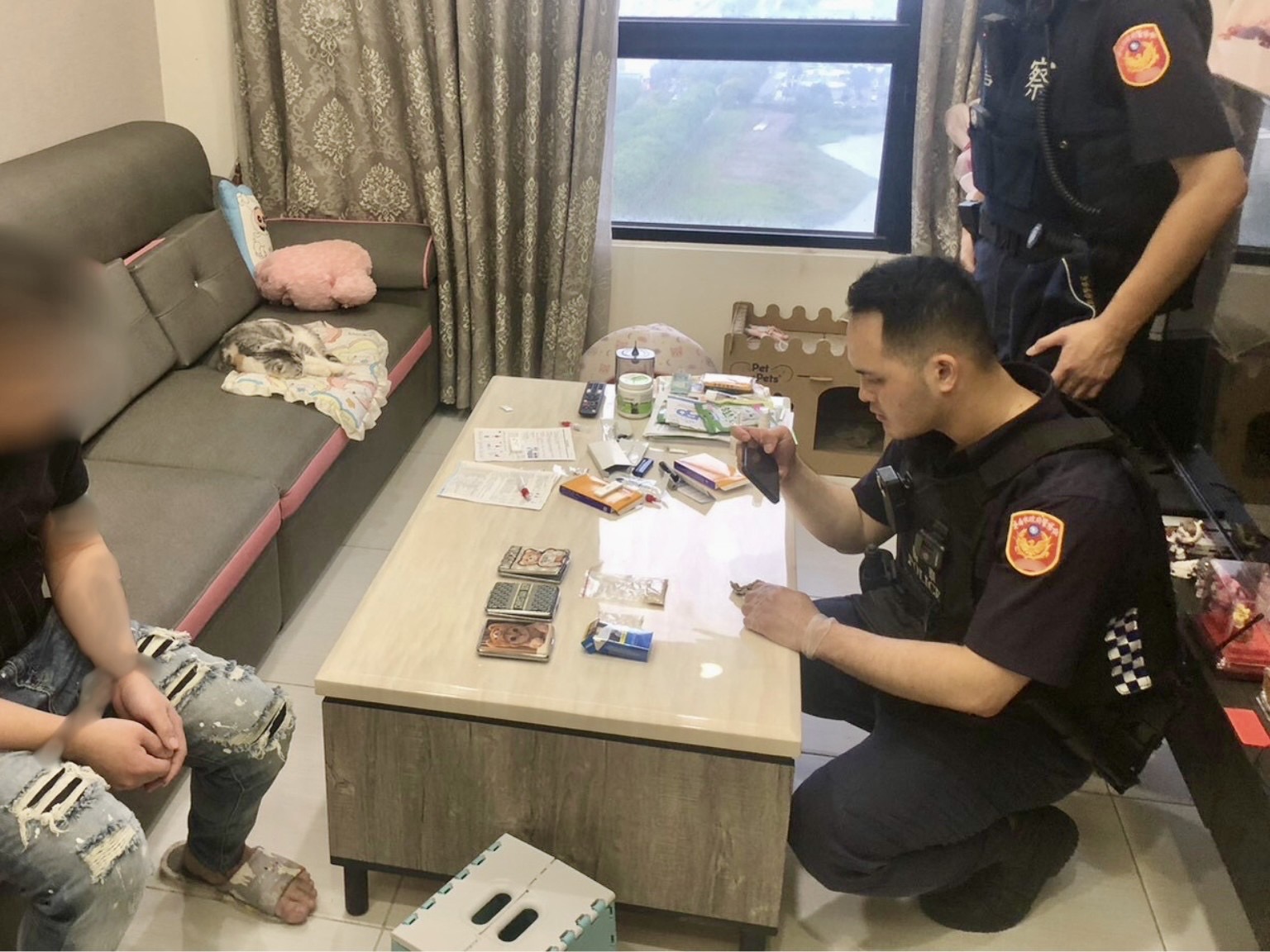 ▲南警四分局育平派出所持搜索票佛曉出擊,緝獲2男1女社區毒蟲。(圖/記者陳彥霖翻攝)