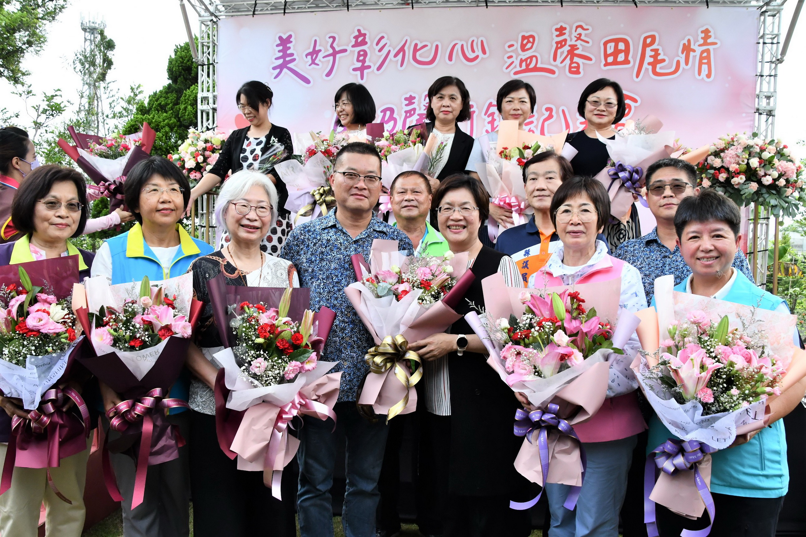▲「心中有母親‧要送康乃馨。」!田尾鄉是全國康乃馨主要產地,田尾鄉舉行康乃馨行銷推廣會,希望大家都能來田尾多多採買康乃馨。(記者張溎壕攝)