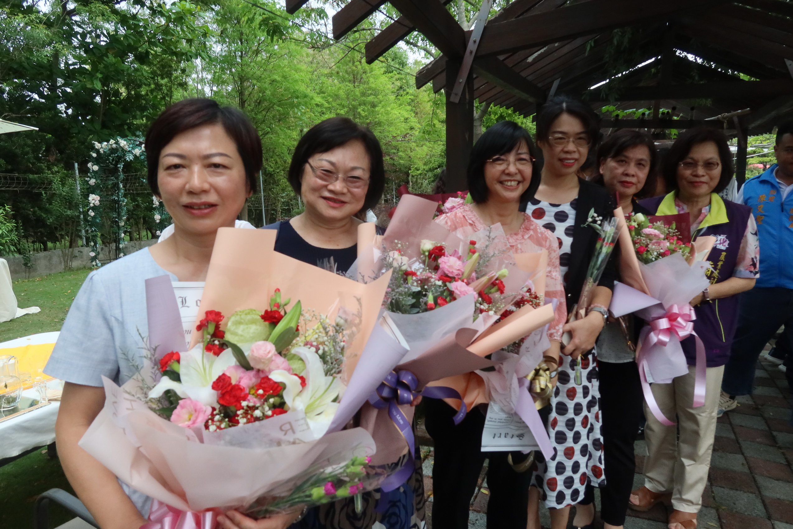 ▲「心中有母親‧要送康乃馨。」！田尾鄉是全國康乃馨主要產地，田尾鄉舉行康乃馨行銷推廣會，希望大家都能來田尾多多採買康乃馨。（記者張溎壕攝）