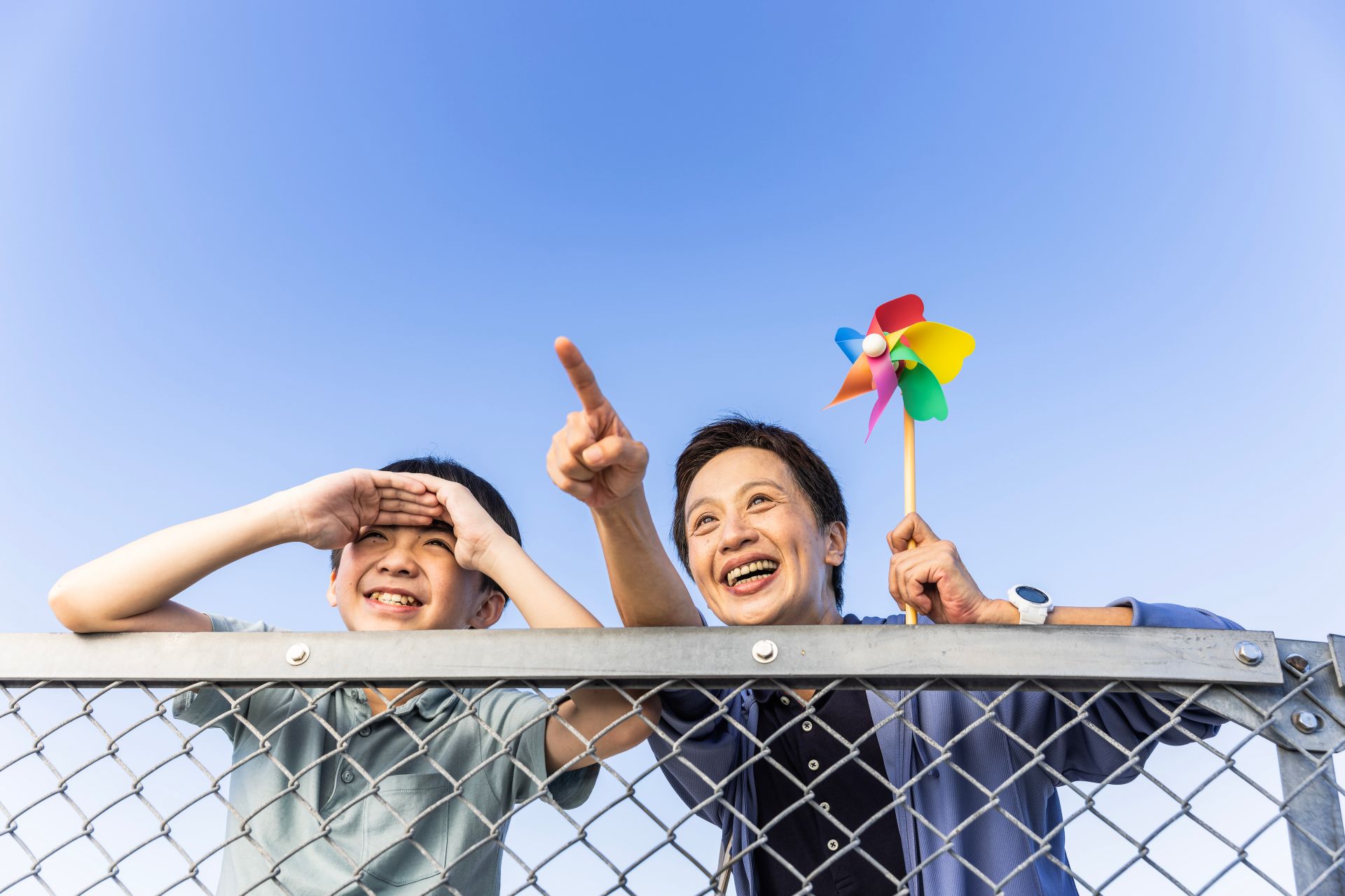 王宥謙飾演志偉,有ADHD,還好有黃采儀飾演的鄭老師,耐心陪伴引導