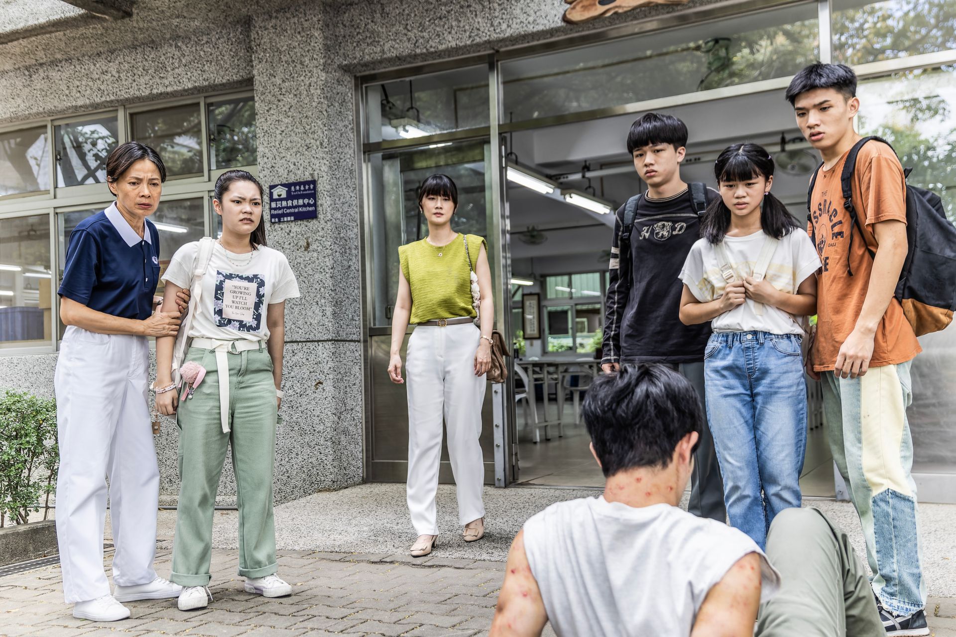 柯淑勤(左)飾演志工,朱芷瑩(中)飾演老師聯手在新芽課輔班陪伴保護學生